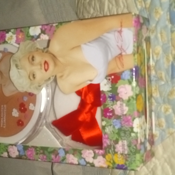 Marilyn Monroe Highlighter Set. - Picture 3 of 7